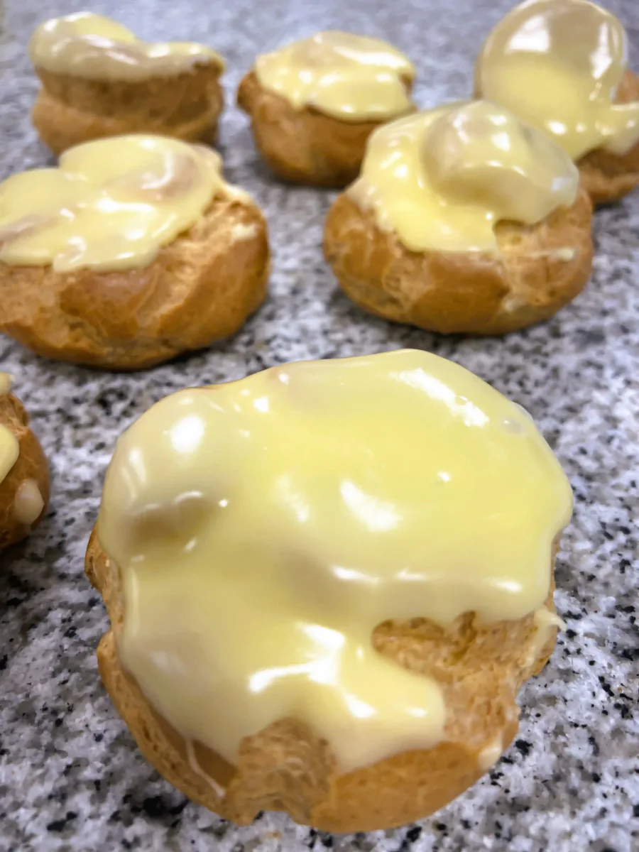 Choux bun with fondant