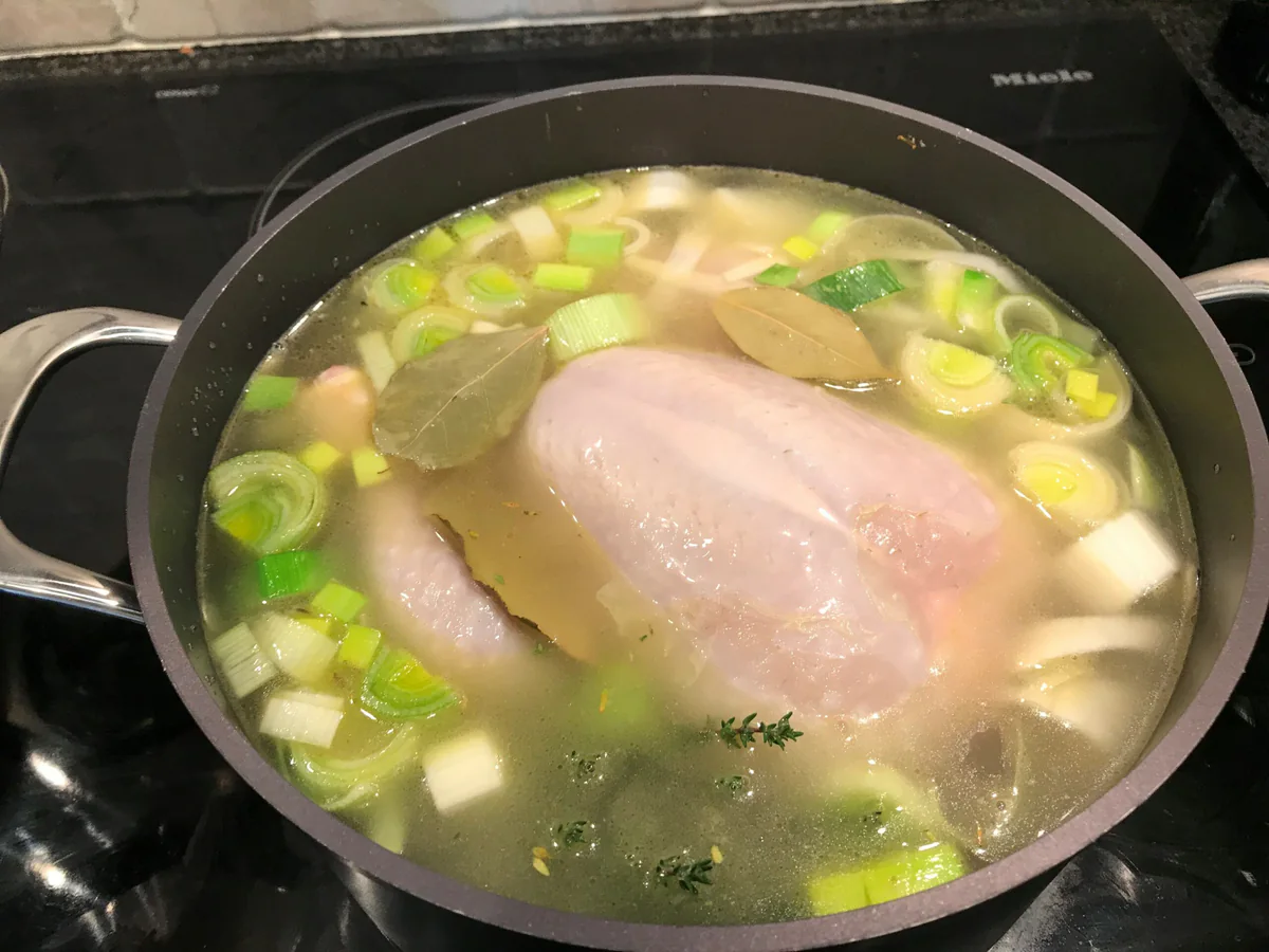 Hähnchen und Gemüse in Brühe.