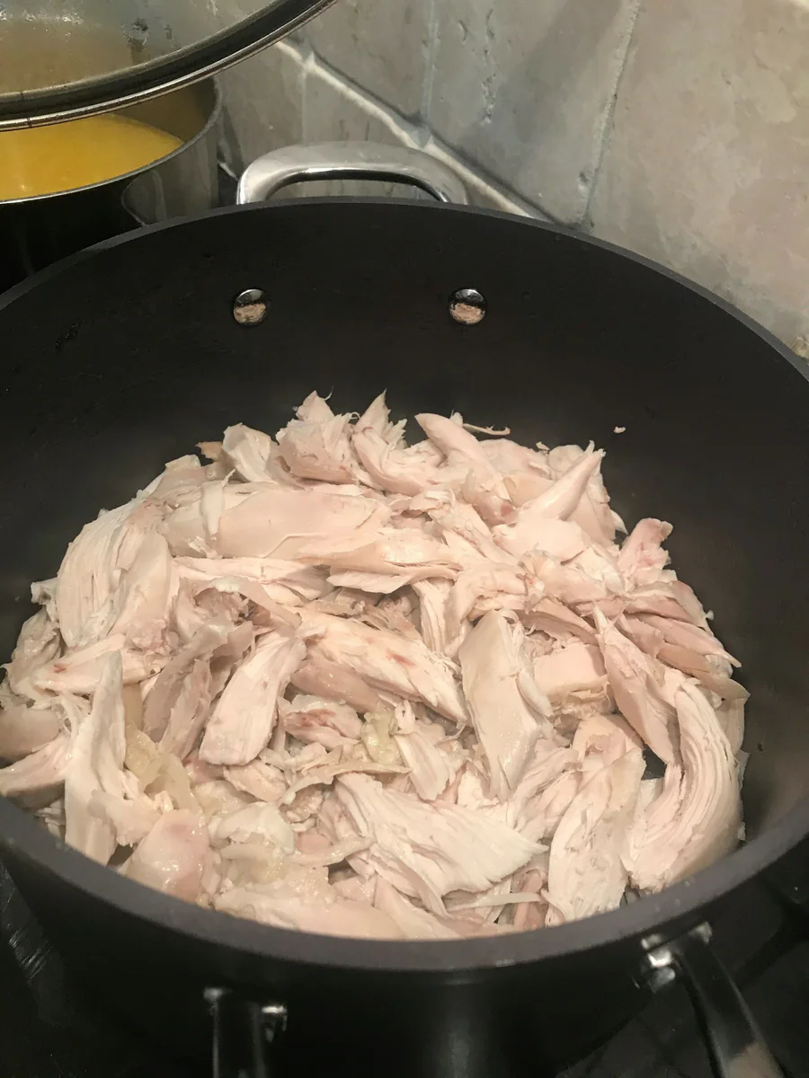 Gegarte Hähnchenstücke in einer Pfanne.