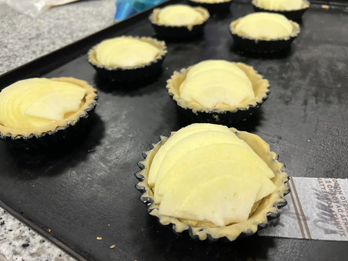 Kleine Tarteformen mit gelber Creme füllen.