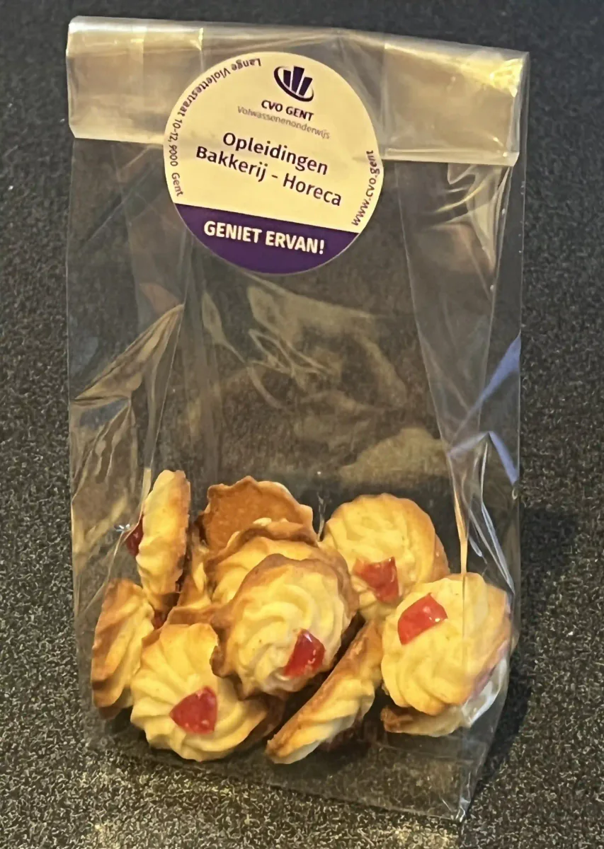 Tüte mit fertigem Spritzgebäck.