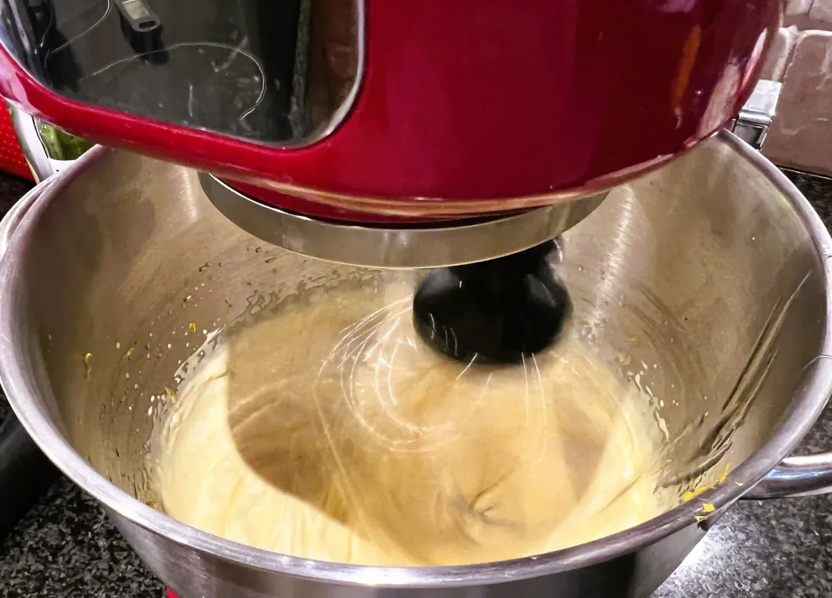 Sahne mit einer Küchenmaschine aufschlagen.