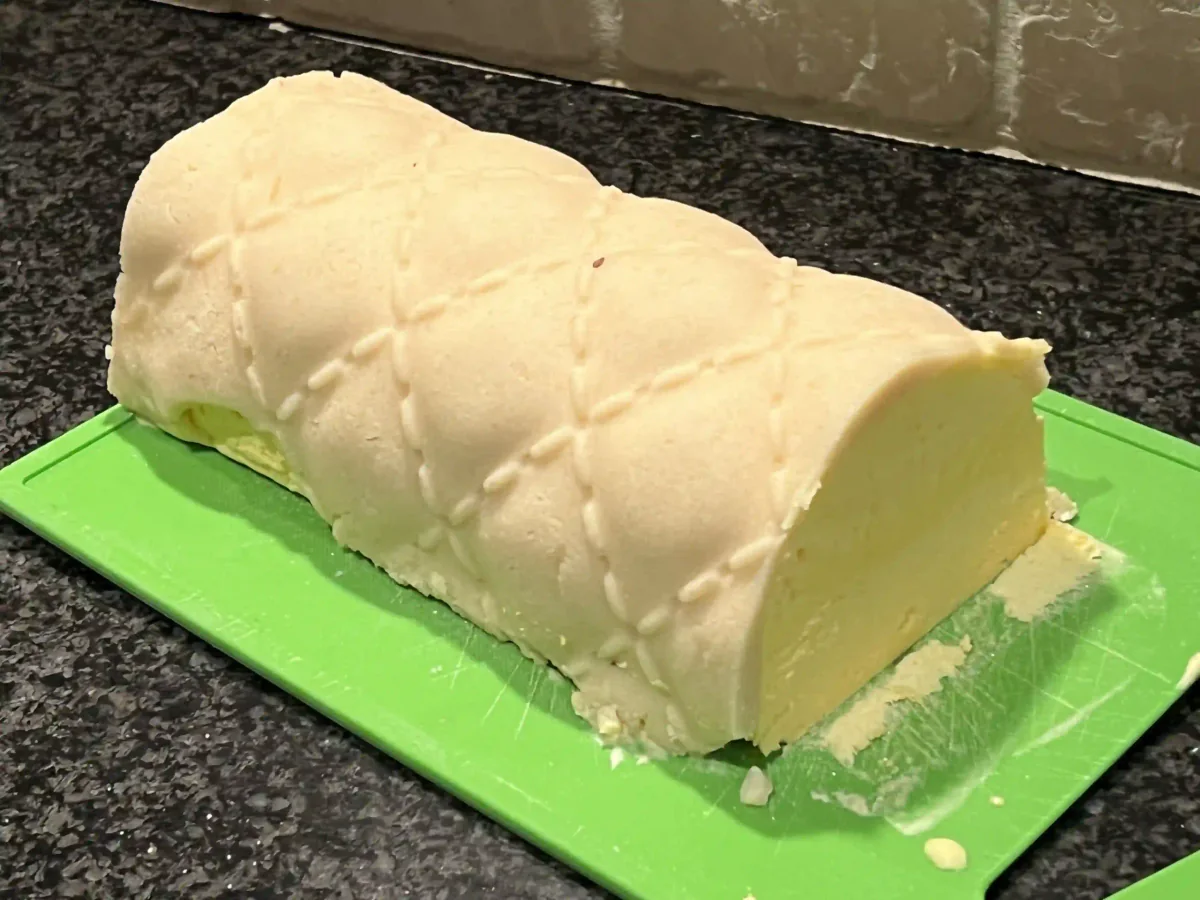 Weiße Dessertbûche mit Rautenmuster.