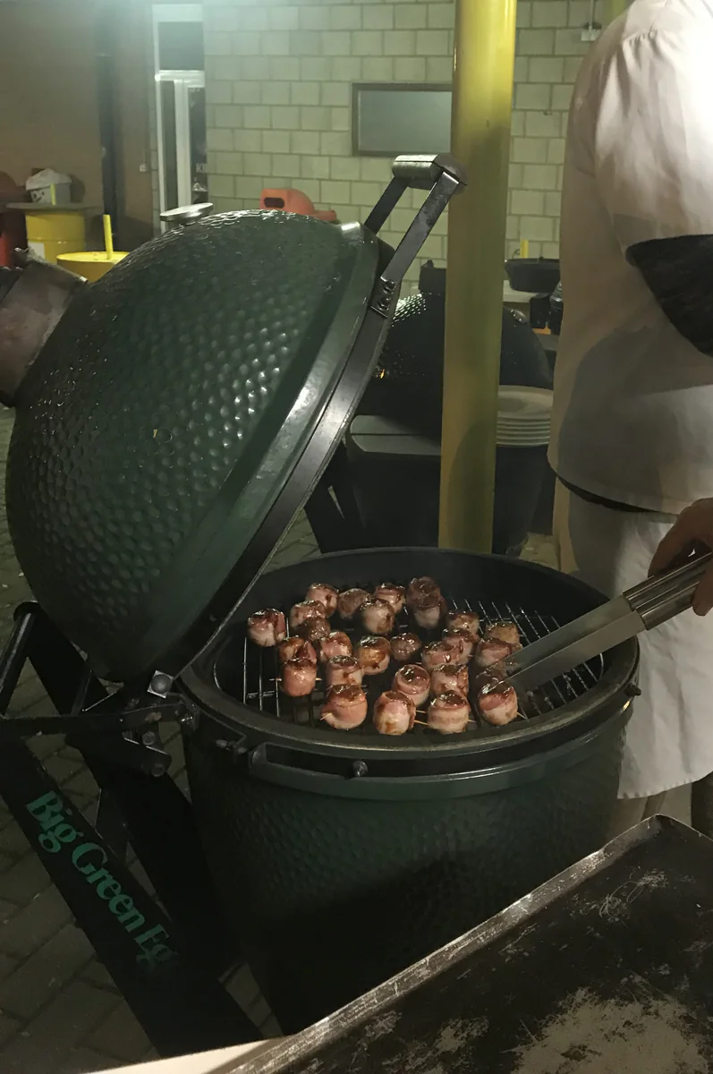 Moink balls op de Green Egg bbq