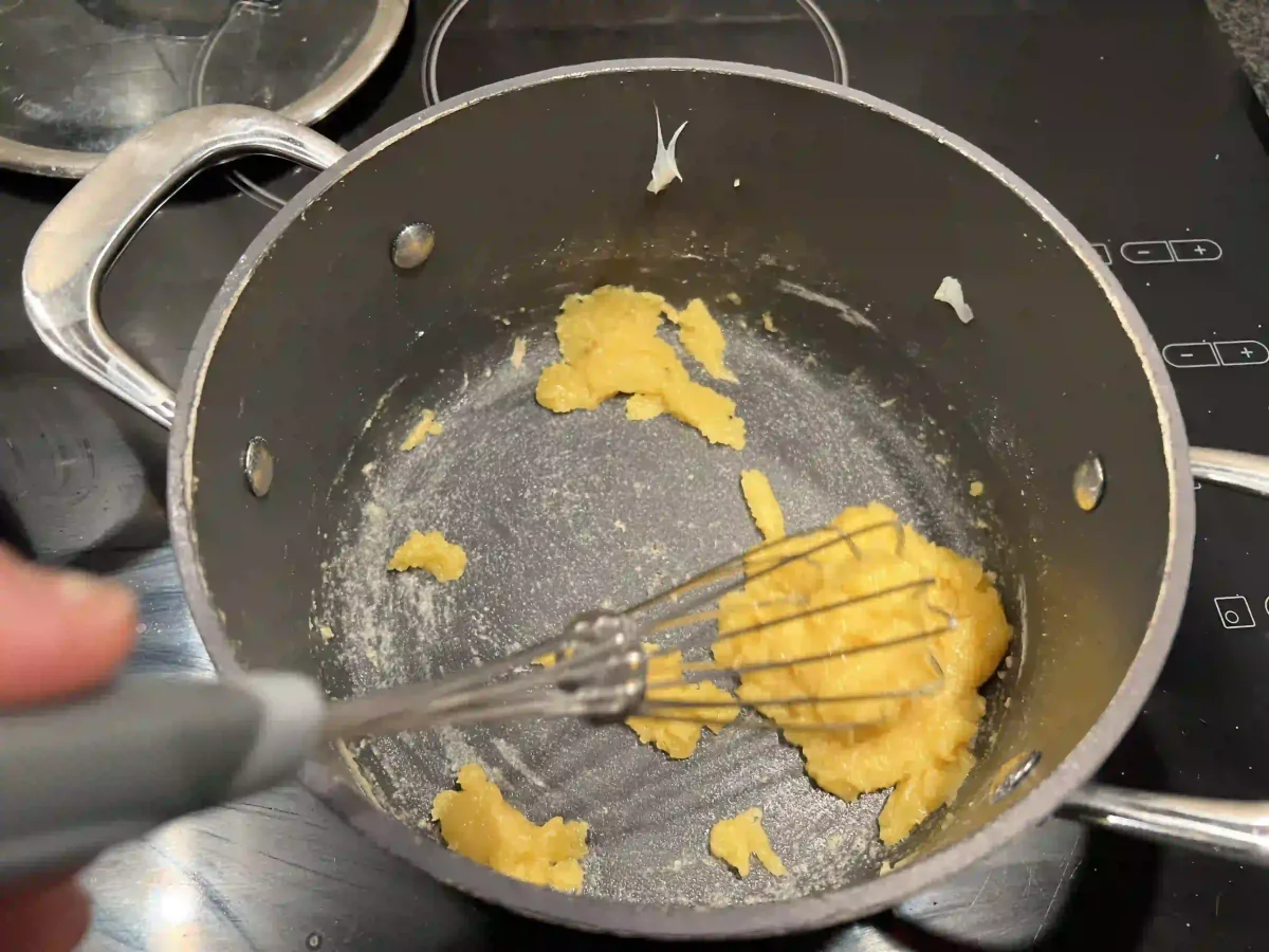 Mehlschwitze in einem Topf verrühren.