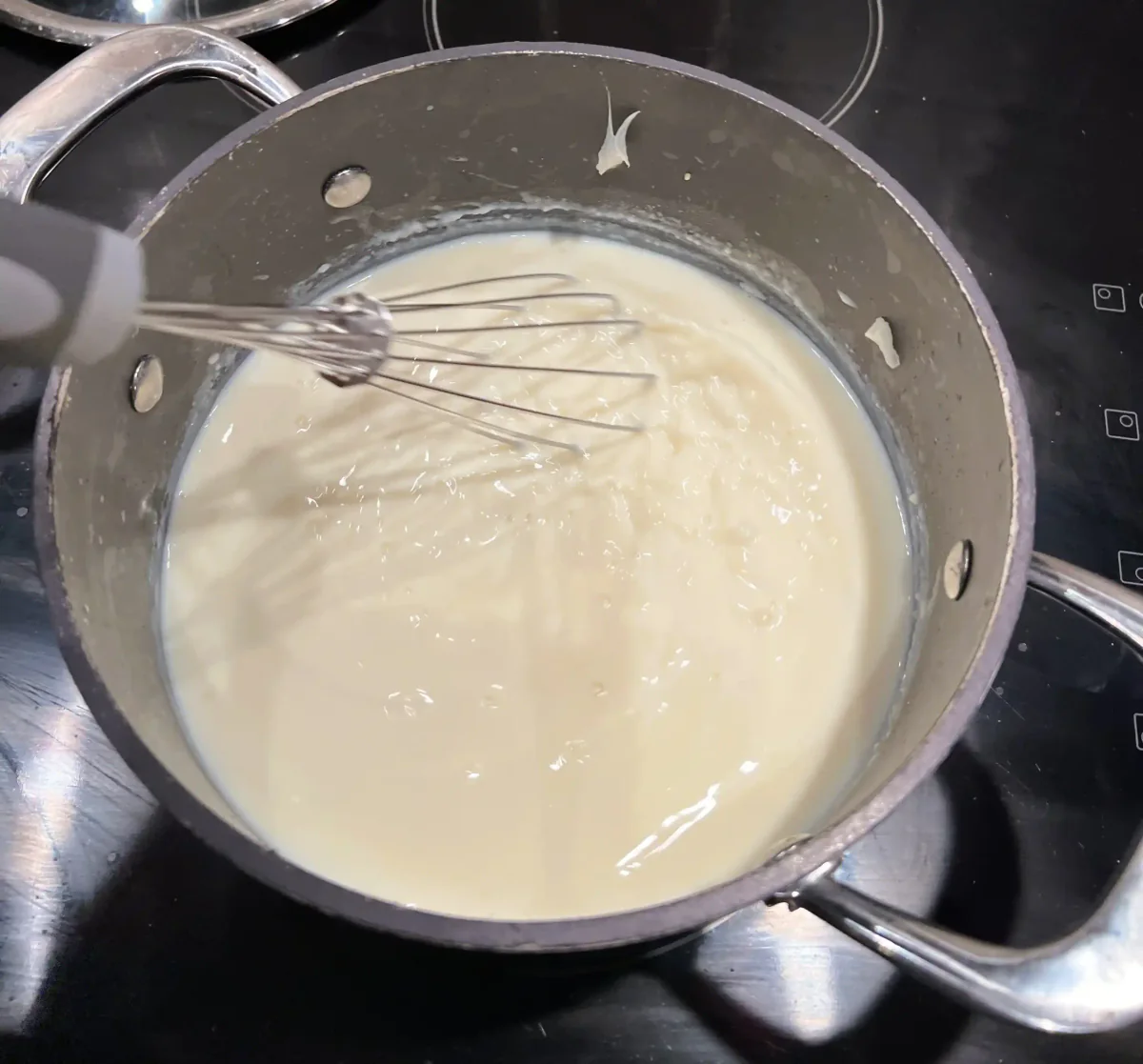 Béchamelsauce mit einem Schneebesen verrühren.
