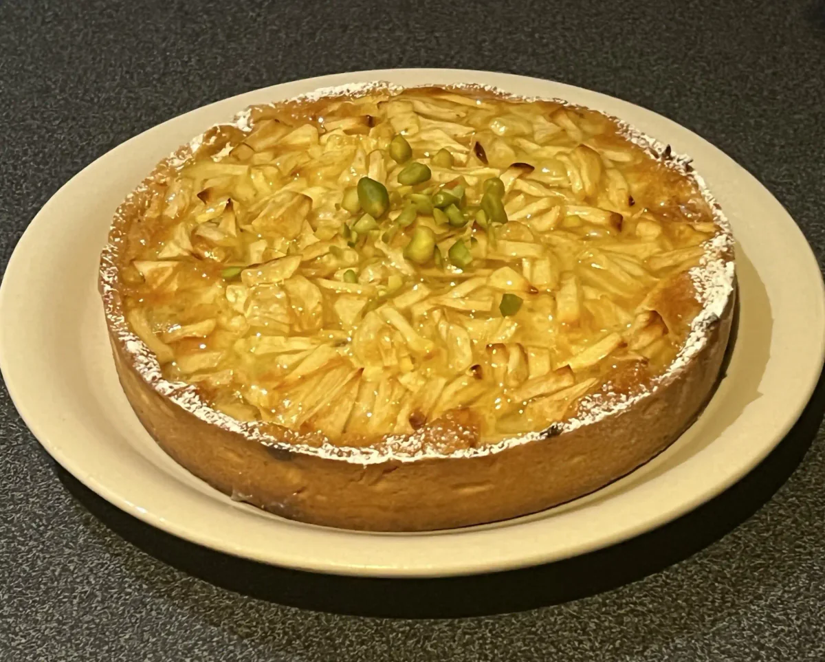 Fertiger bretonischer Apfelkuchen mit Mandelmürbeteig, Frangipane, Apfelstiften, Pistazien und Rafti-Snow