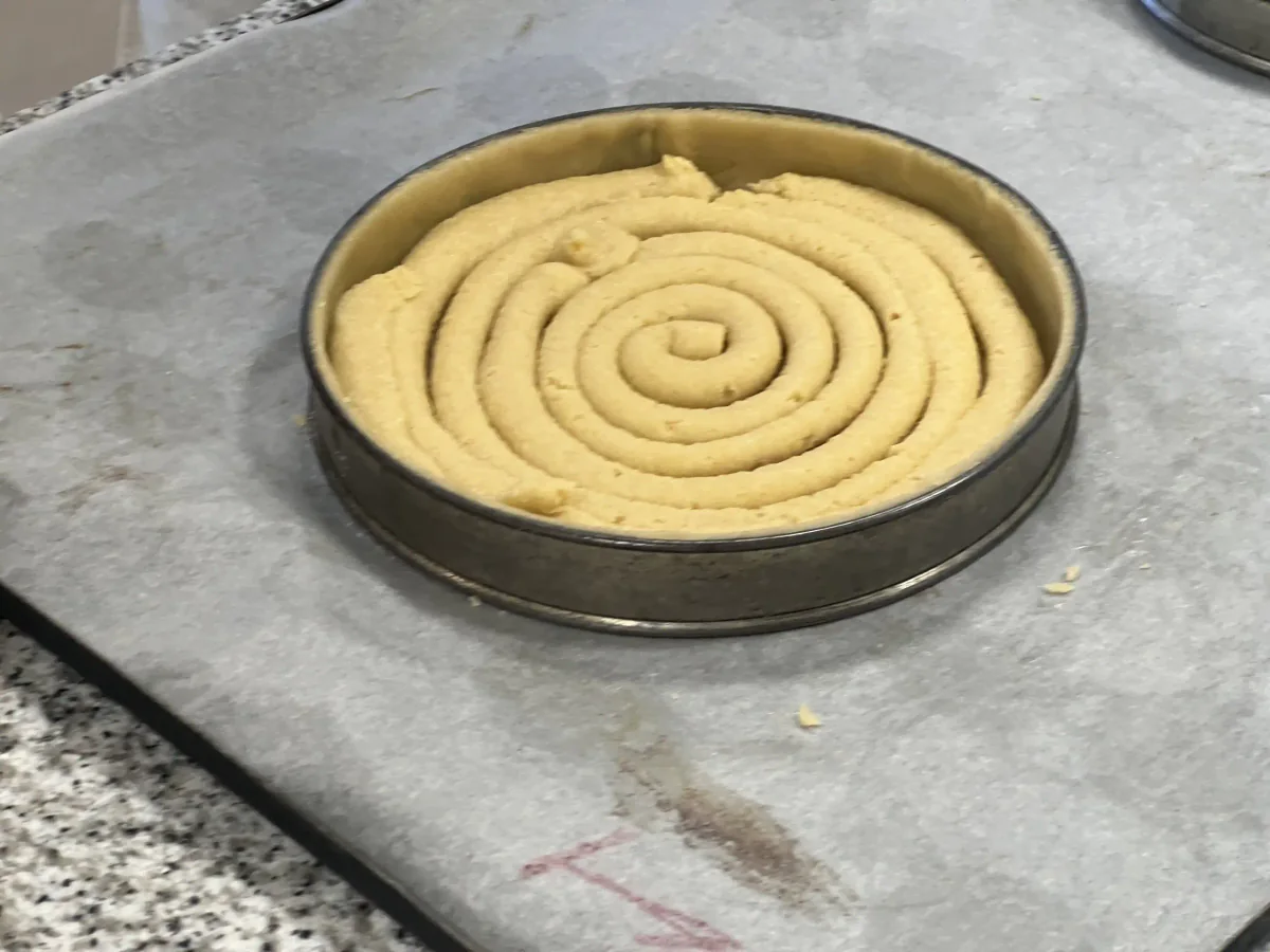 Teigspirale in einer runden Tarteform.