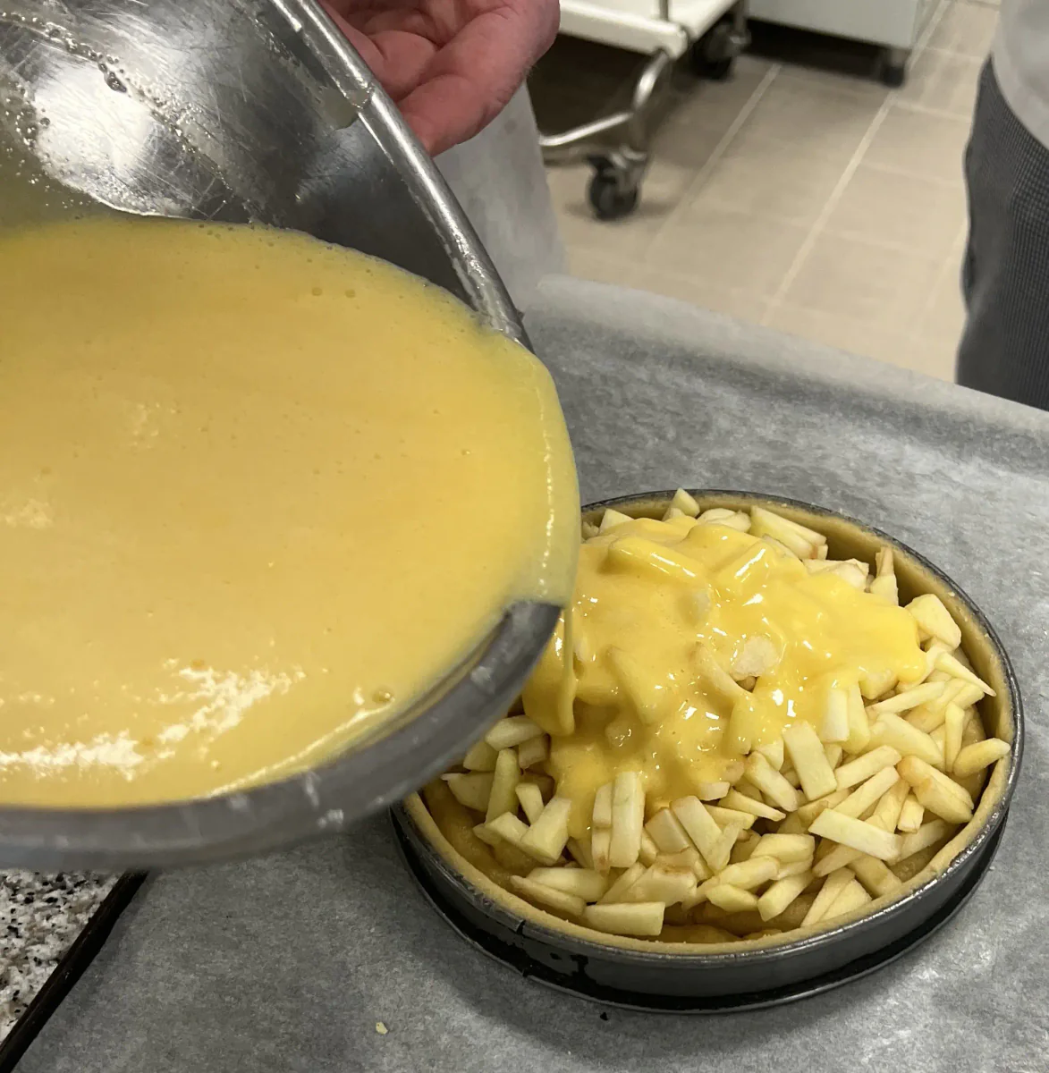 Flüssige Mischung über die Apfelfüllung gießen.