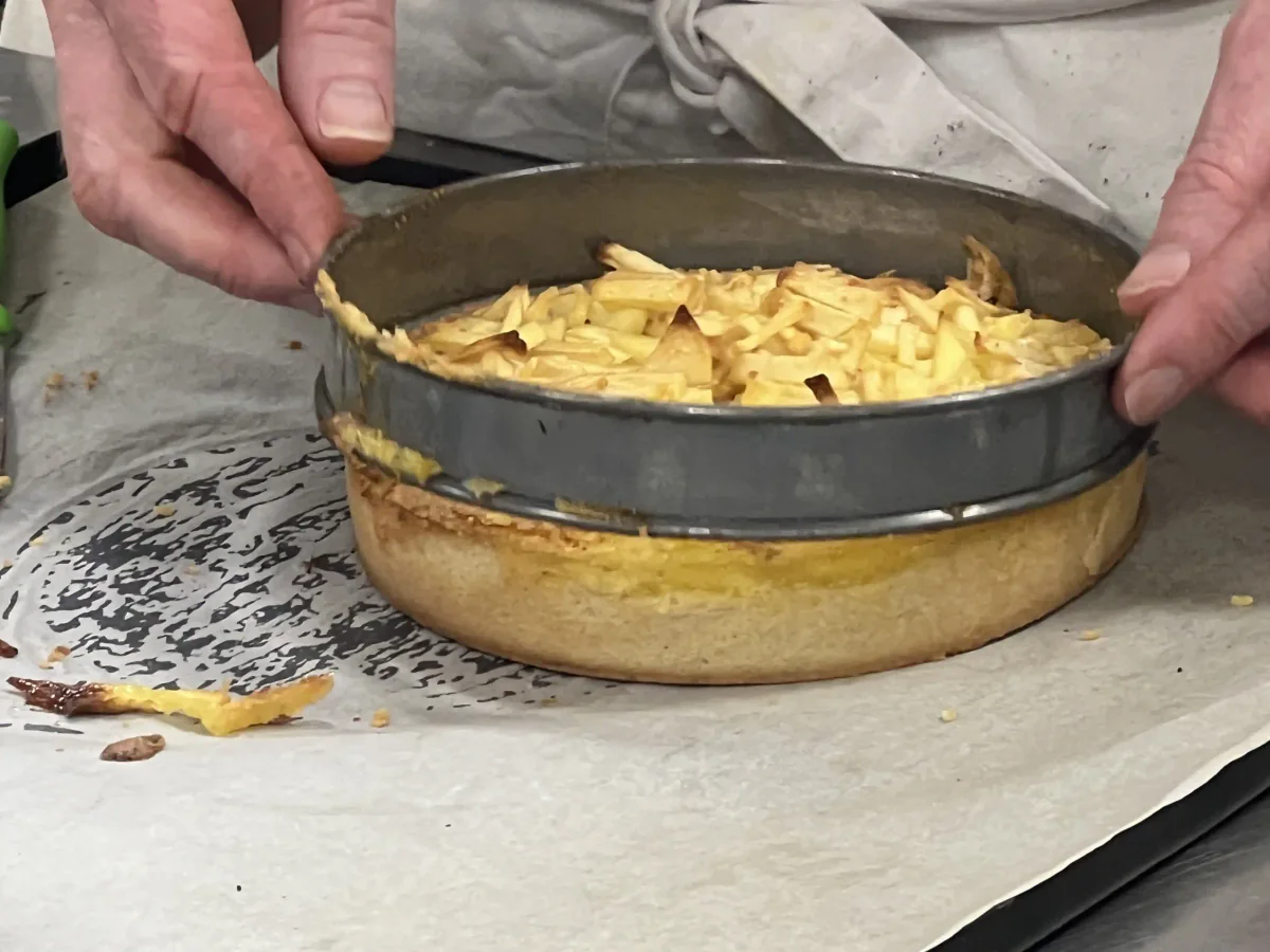 Den Tartering von einer gebackenen Apfeltarte entfernen.