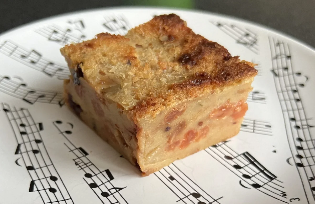 Hausgemachter Brotpudding mit Zimt und Rosinen