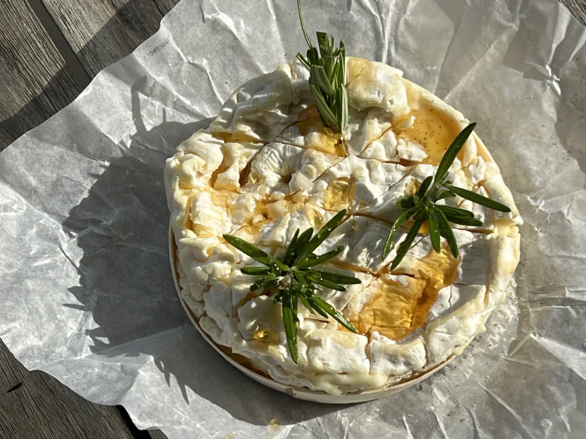 Camembert vom Grill mit Honig, Rosmarin und Knoblauch