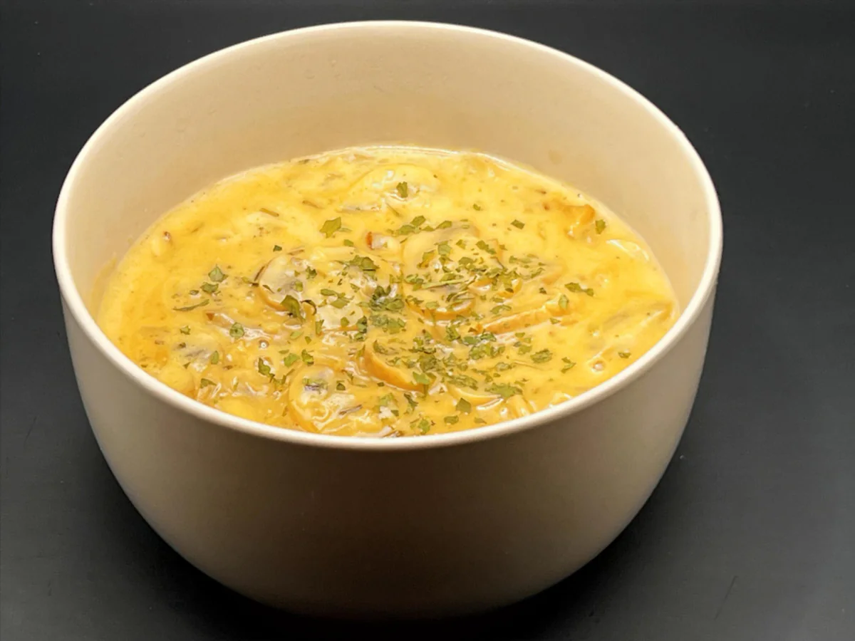 Eine Schale frische Champignonrahmsauce mit Weißwein, Sahne und Oregano