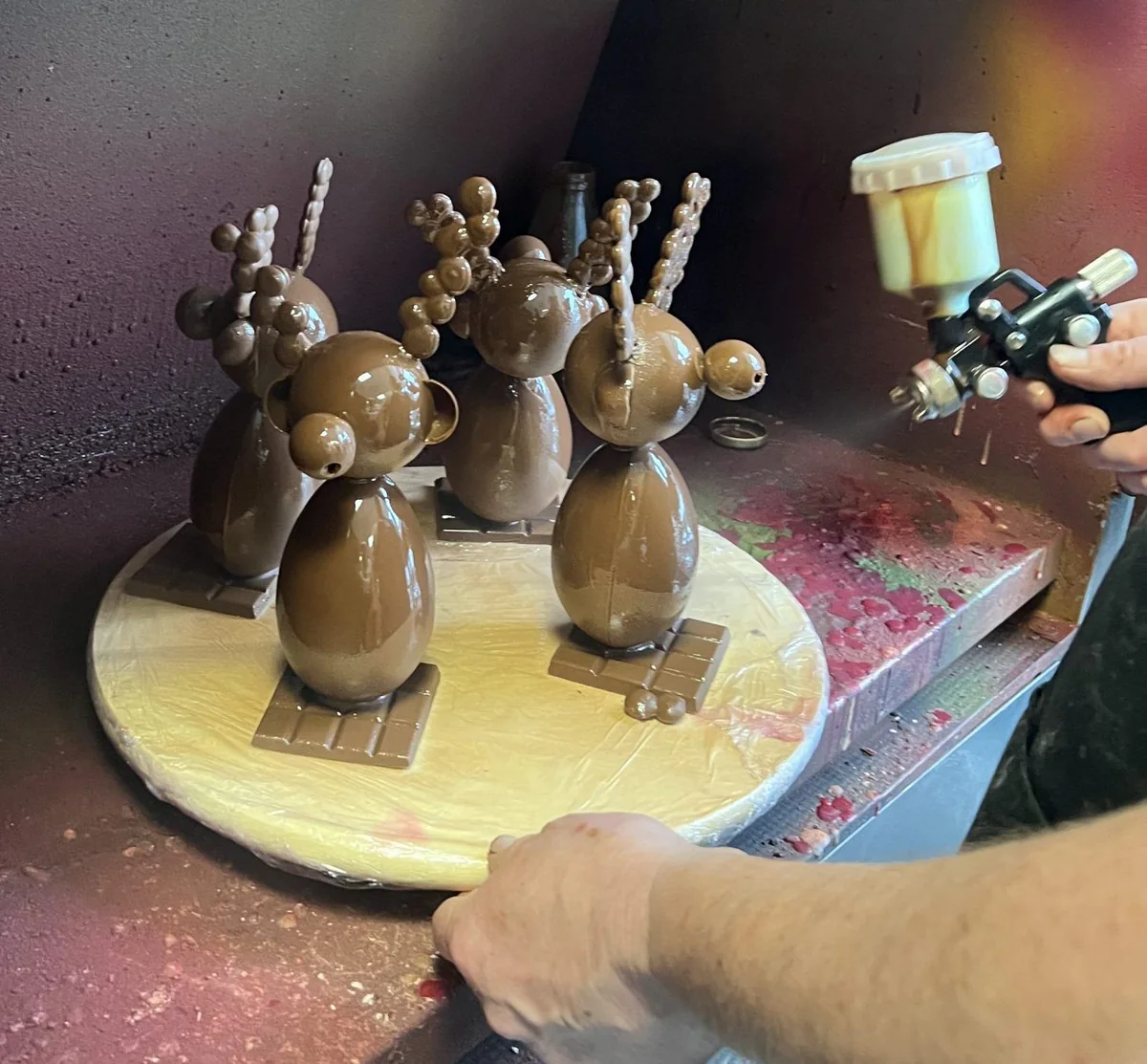 Photo de préparation de la figurine Rudolf en chocolat, étape 47