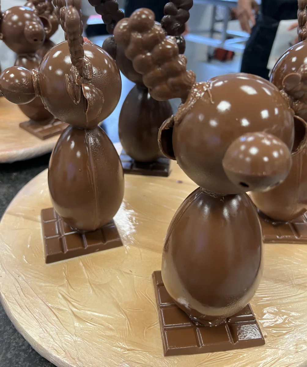 Figurines en chocolat après pochage