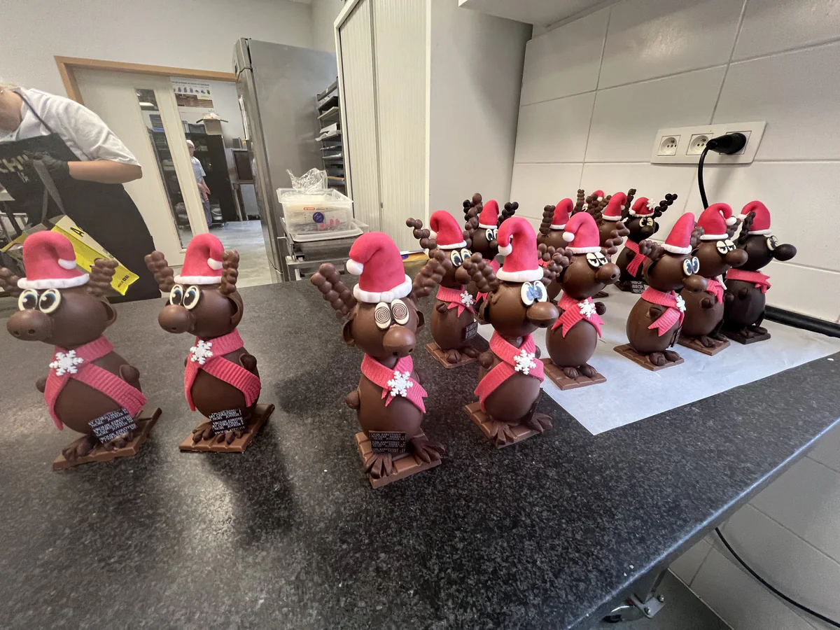 Plusieurs figurines Rudolf en chocolat terminées