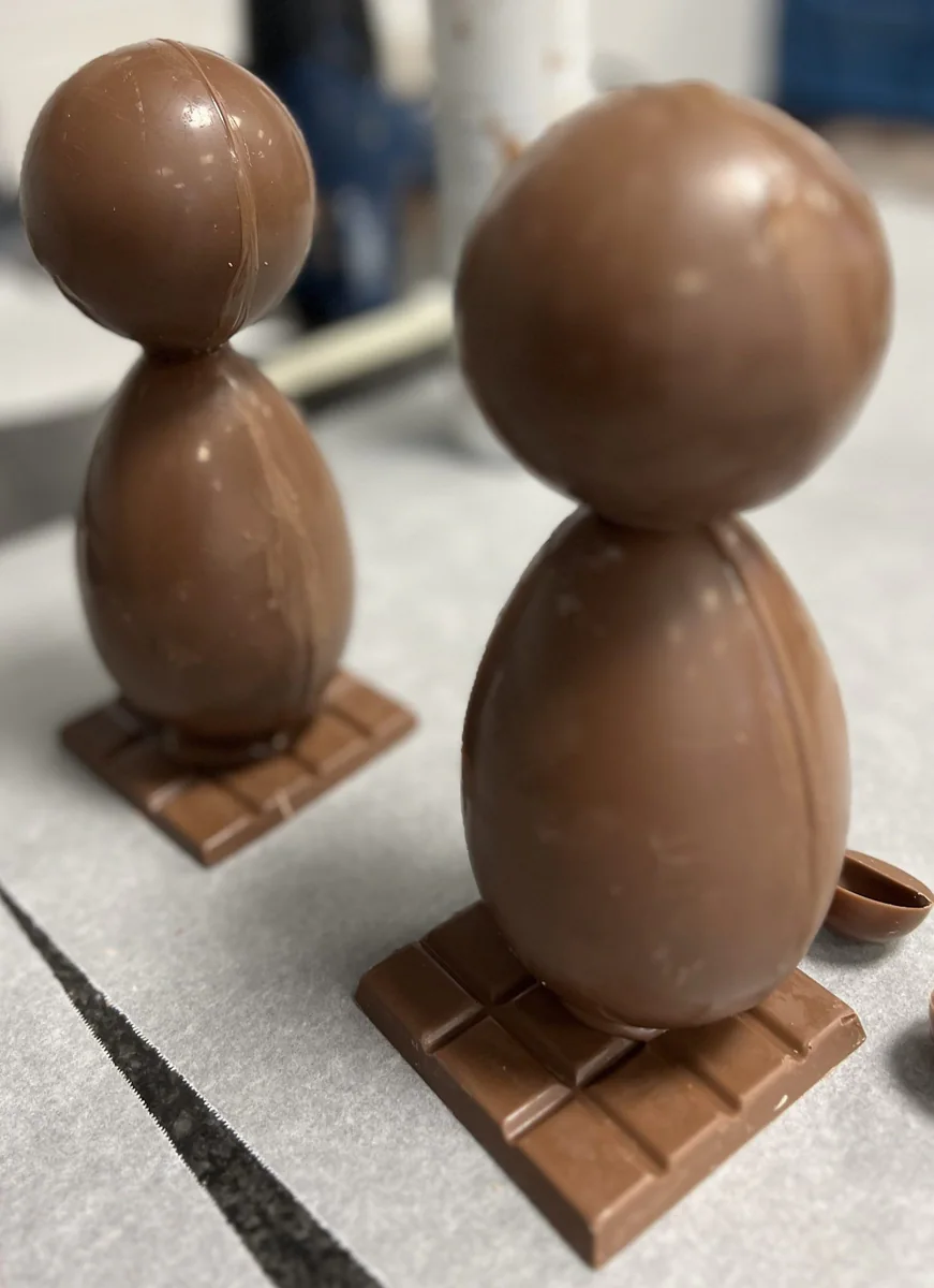 Figurine en chocolat : socle, corps et tête