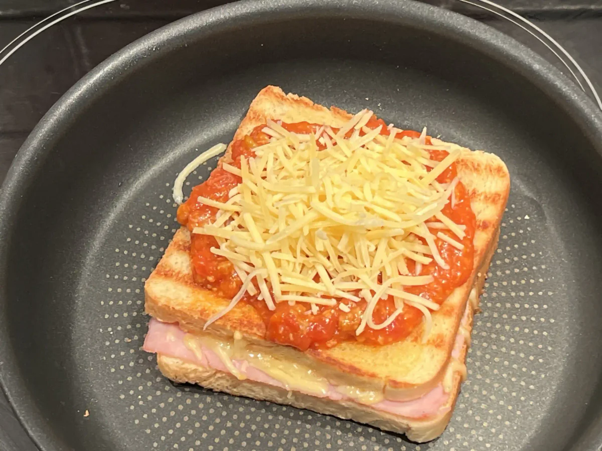 Croque Bolognese, bereit für den Ofen