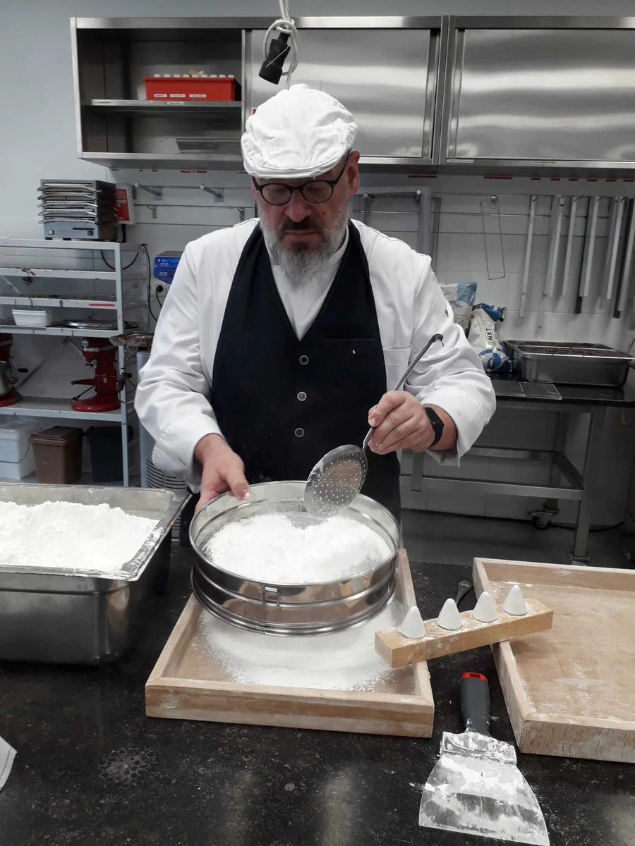 Cuberdons: filling trays with starch