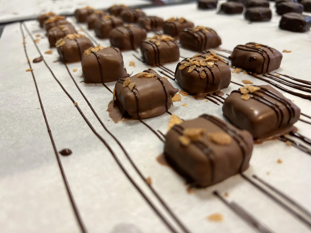 Überzogene Kroka-Pralinen mit Vollmilchschokolade