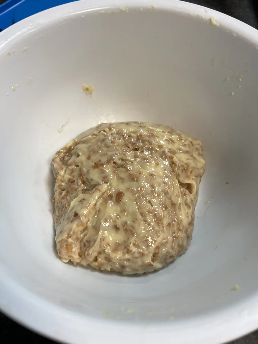 Ganache aus Sahne, Milch und weißer Schokolade mit Feuilletine