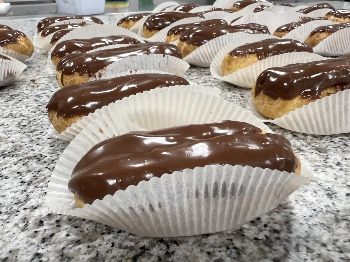 Mehrere fertige Éclairs auf einem Tablett