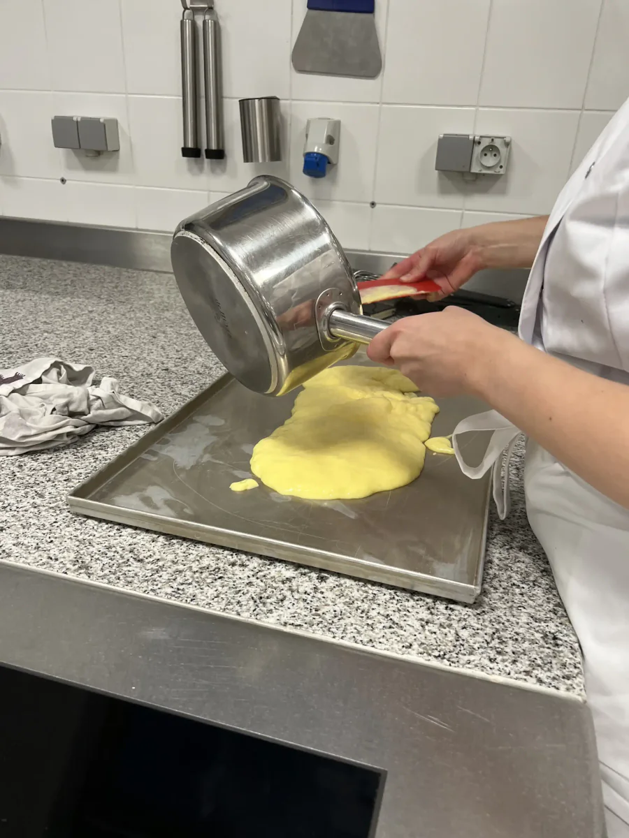 Gelbe Konditorcreme auf ein Blech gießen.