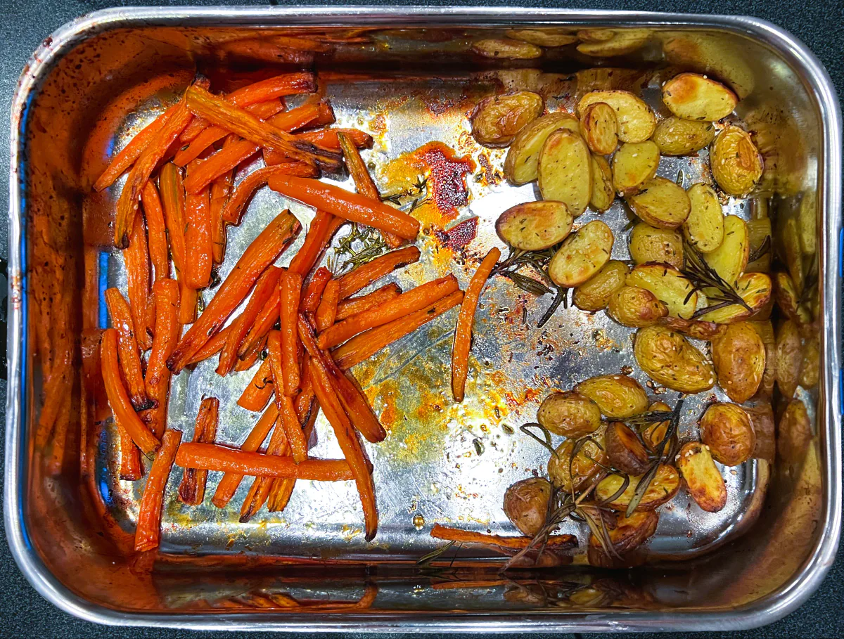 Geröstete Möhren und kleine Kartoffeln von oben
