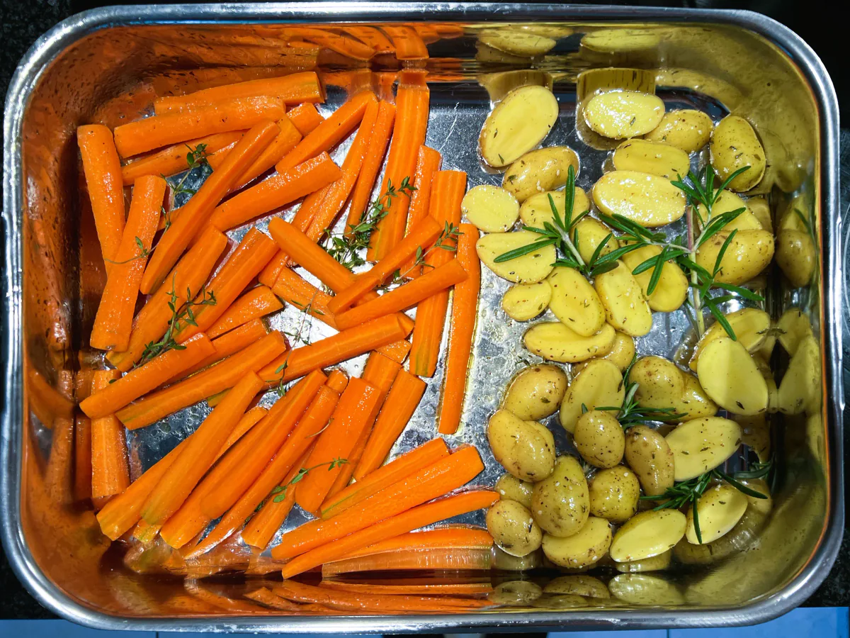 Rohe Karotten und kleine Kartoffeln, von oben gesehen