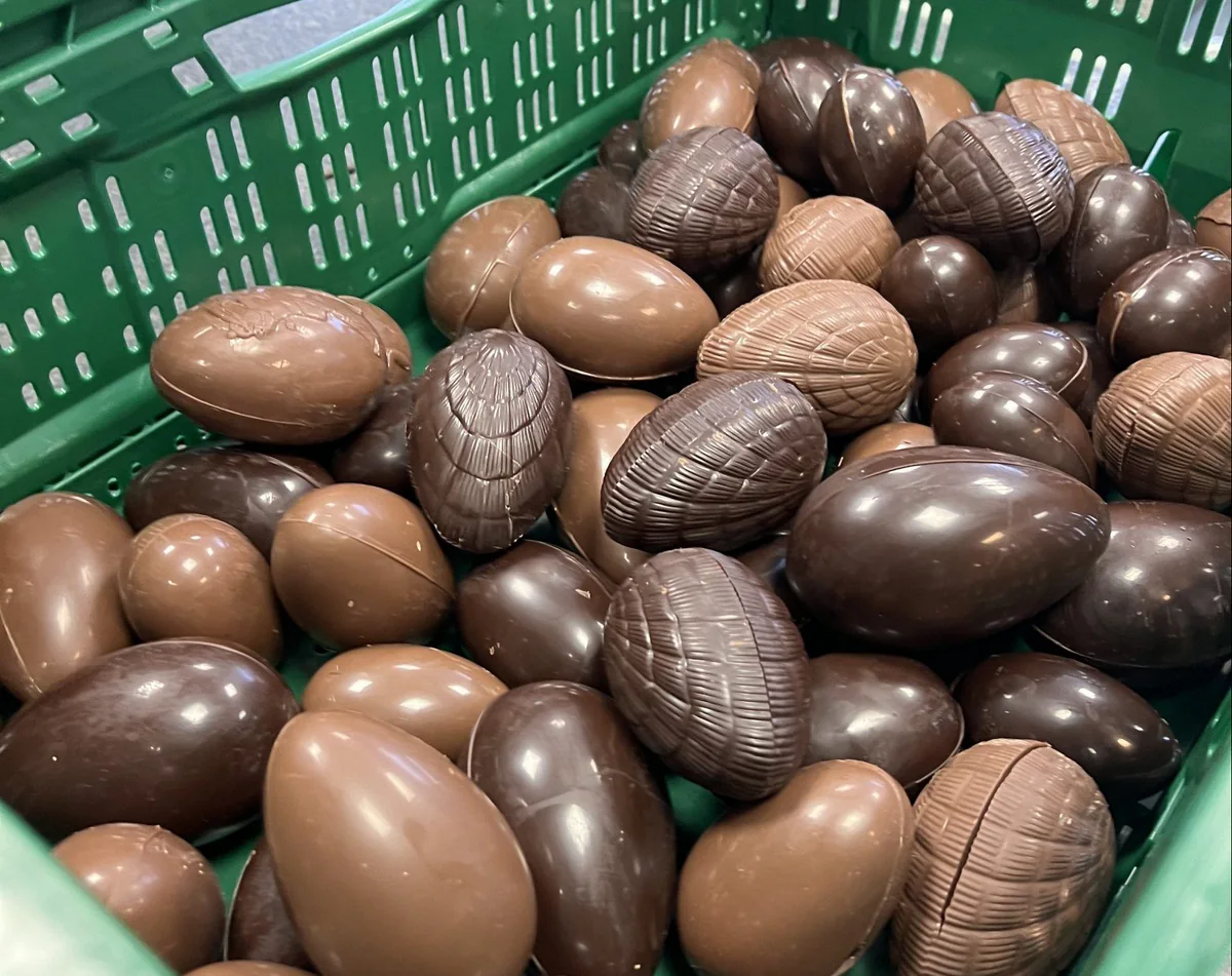 Cesta con grandes huevos de Pascua de leche y fondant