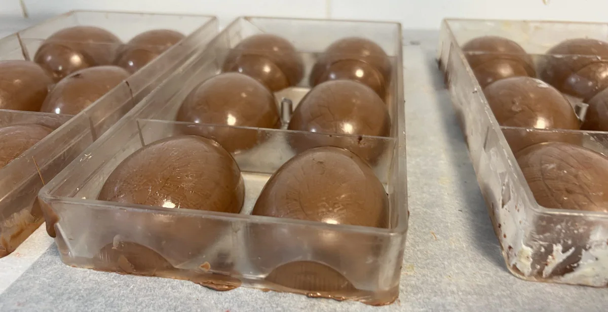 Huevos de Pascua grandes endureciéndose - chocolate con leche