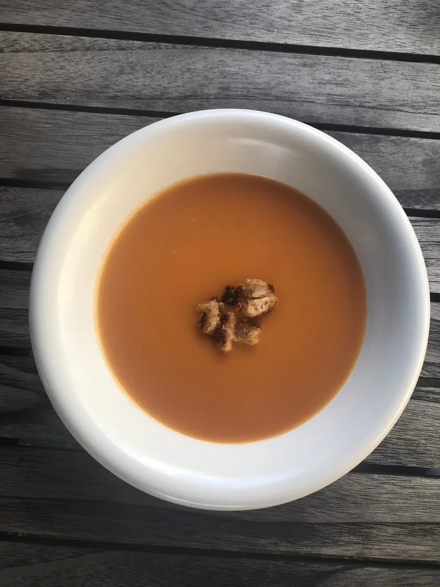 Wärmende Tomatensuppe mit frischen Tomaten und Gemüse