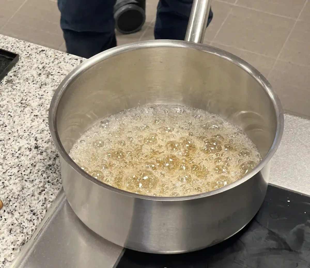 Zuckersirup in einem Topf aufkochen.