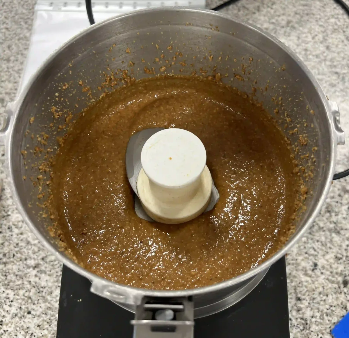Fein gemahlene Pralinépaste in einer Küchenmaschine.