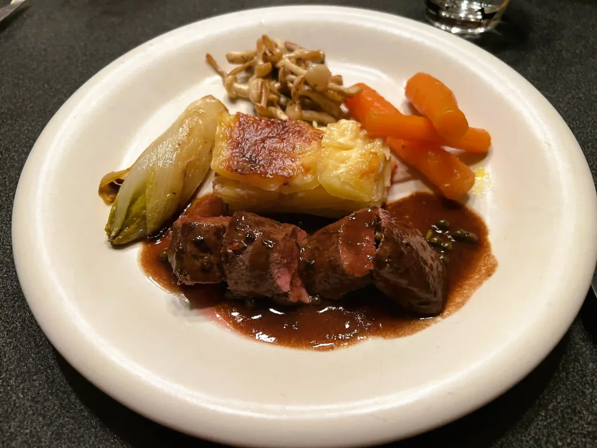Hasenrückenfilet in Wildsauce mit grünem Pfeffer und Gratin dauphinois