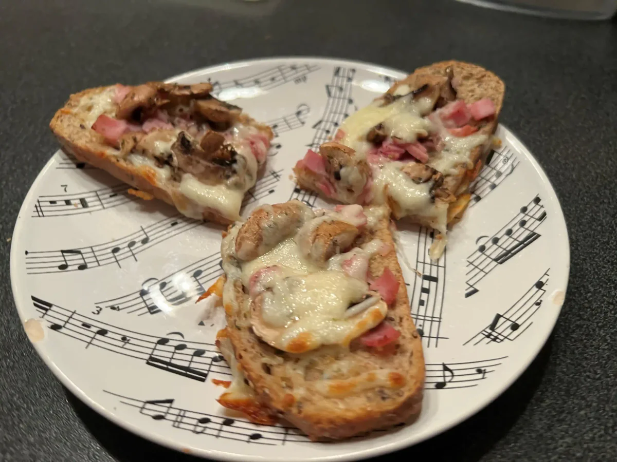 Tartines dorées garnies de jambon, champignons, origan et fromage fondu