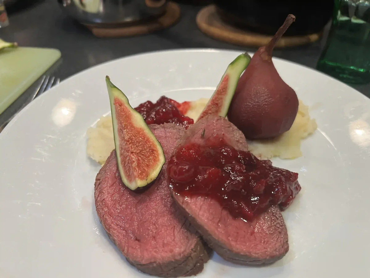 Hirschbraten auf einem Bett aus Knollenselleriepüree mit Birnen in Rotwein und Cranberrykompott