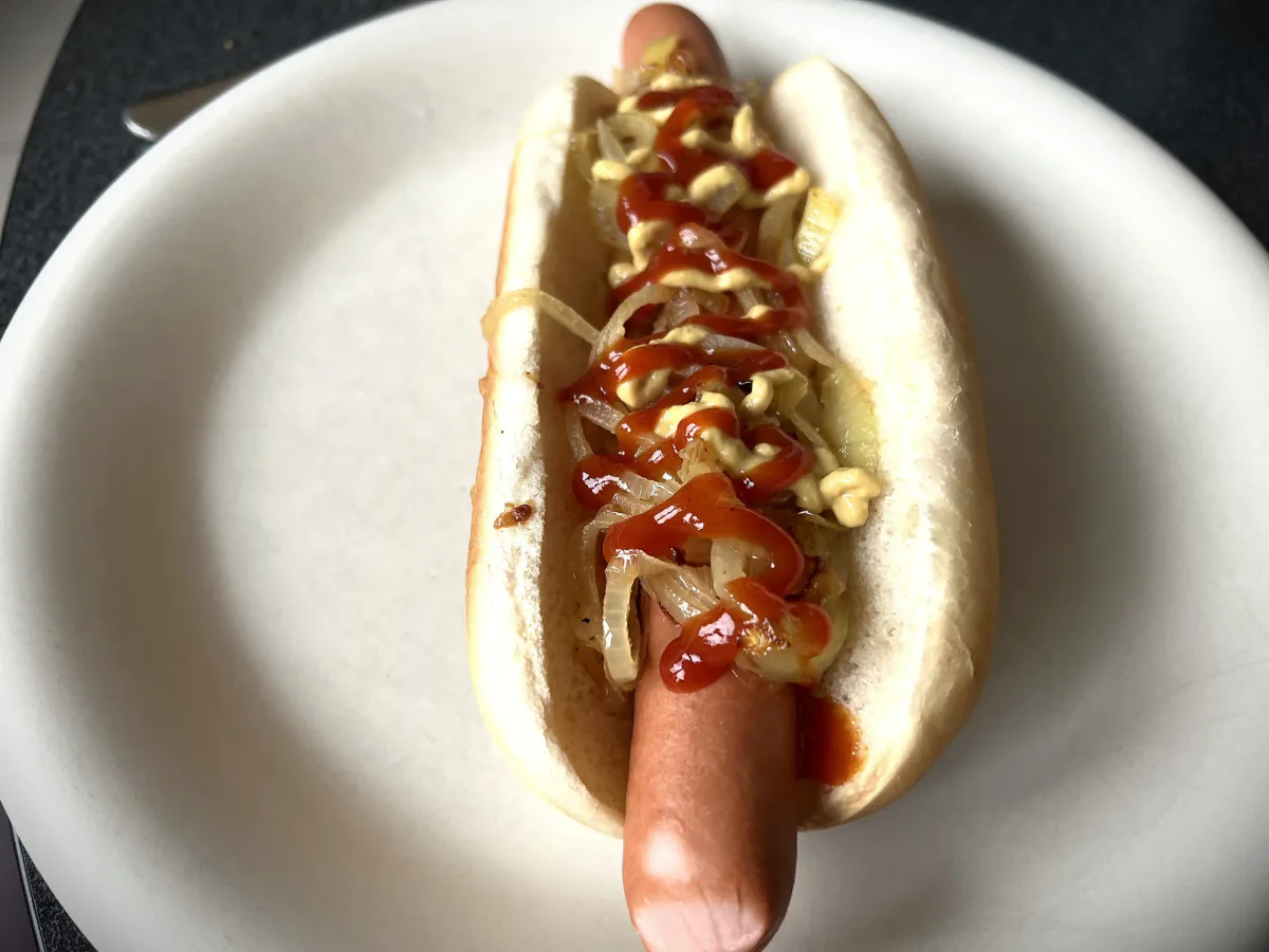 Hotdog mit gebratenen Zwiebeln, Ketchup und Senf