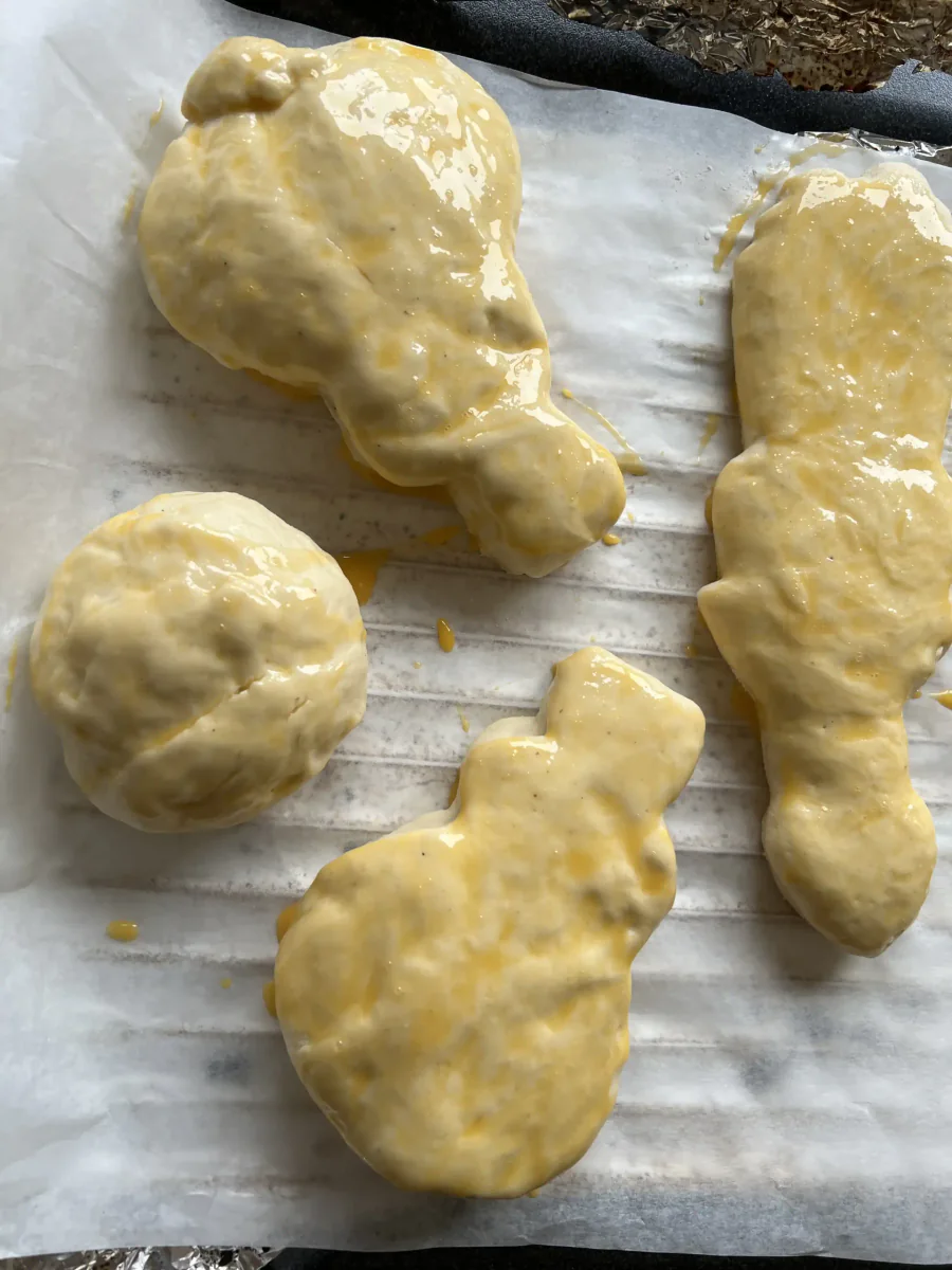 Nikolausfiguren mit Eistreiche bestreichen
