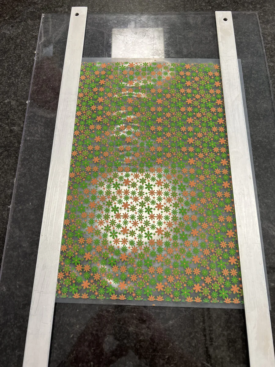 Tapis en silicone sur une plaque de cuisson.