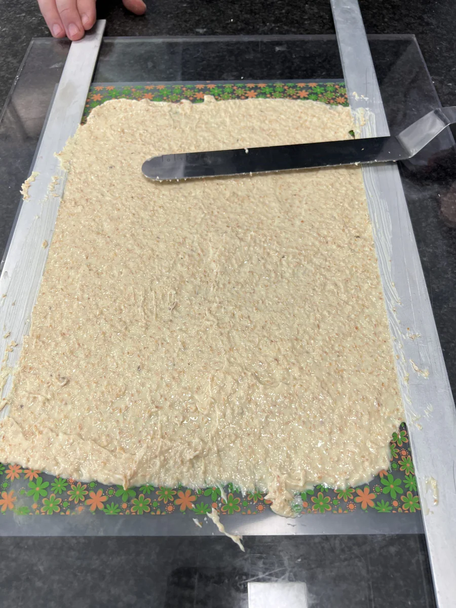 Étaler uniformément le mélange à la noix de coco sur le tapis.