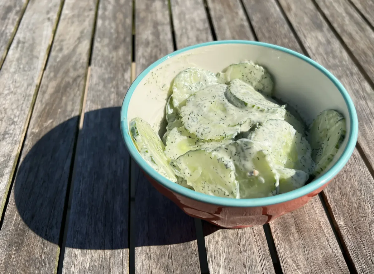Gurkensalat mit Joghurt-Dill-Dressing