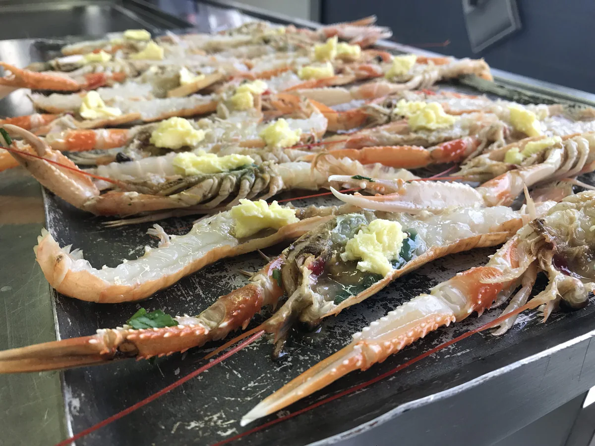 Langoustines grillées au barbecue avec beurre à l’ail et persil frais