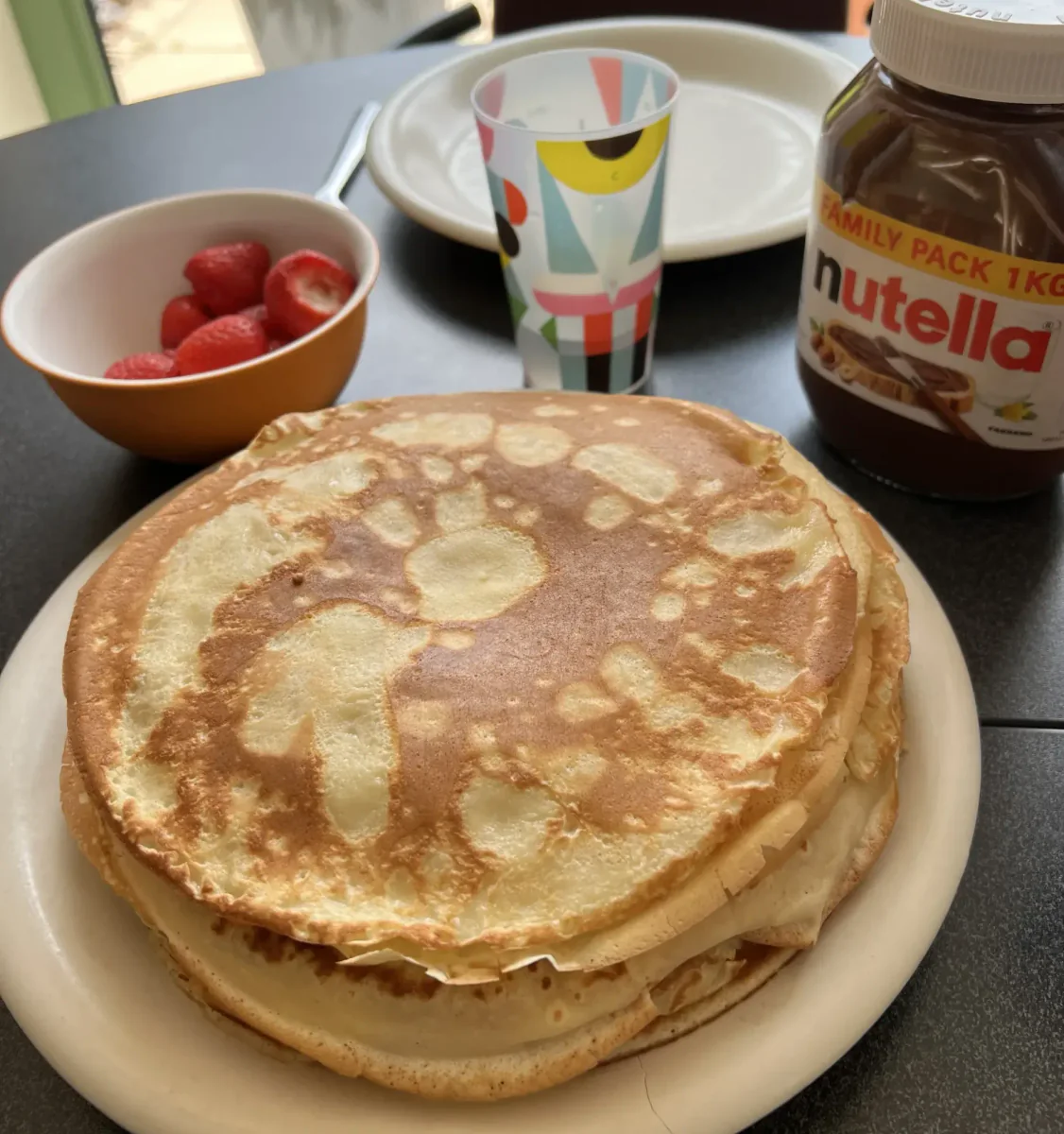 Pila de tortitas con Nutella y fresa_result
