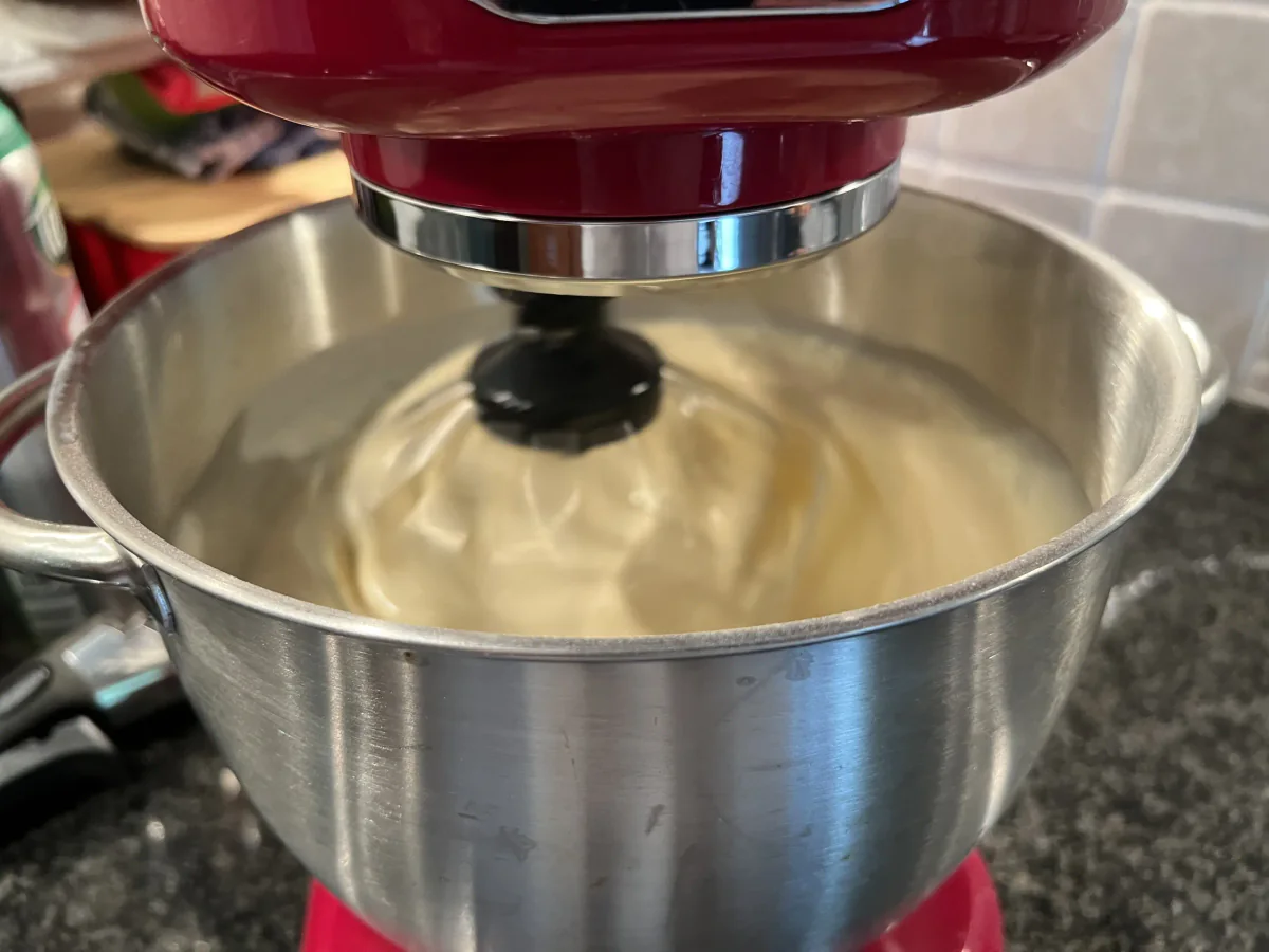 Masa de tortitas siendo mezclada en el bol de una batidora.