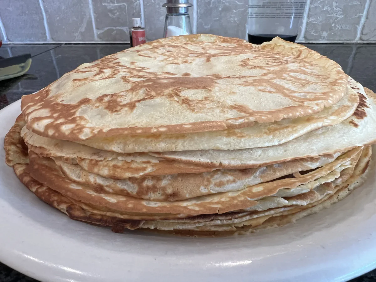 Pila de tortitas cocidas en un plato.
