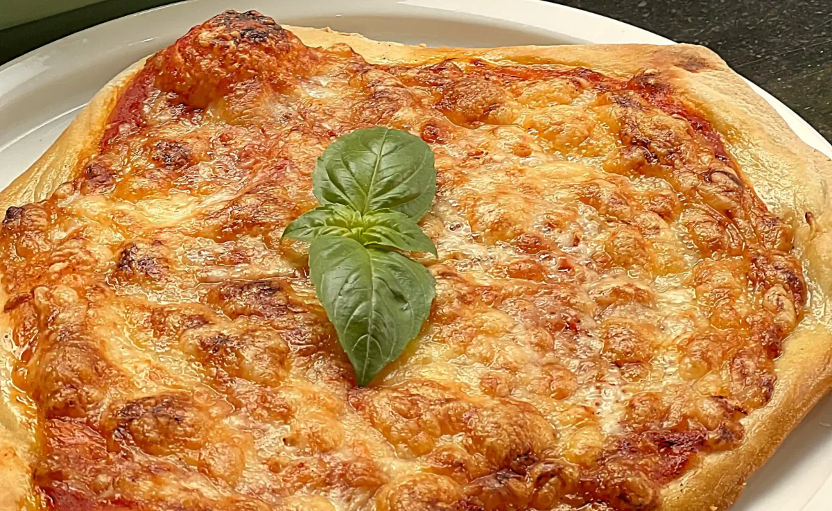Gebackene Pizza Margherita