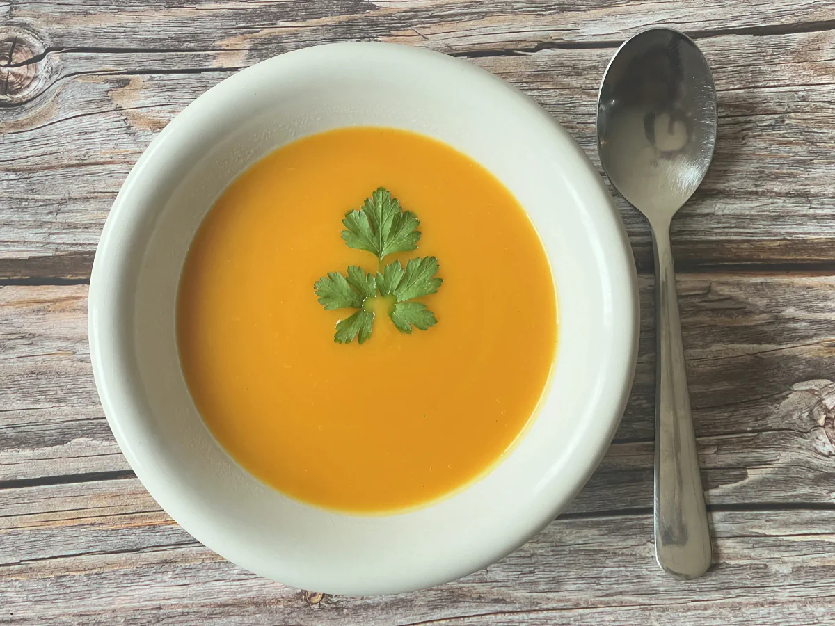 Kürbissuppe mit Petersilie, von oben gesehen