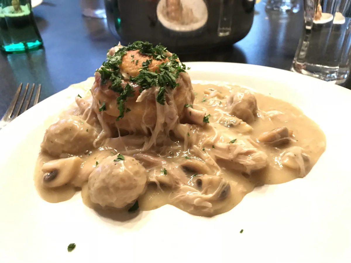 Vol-au-vent auf einem Teller