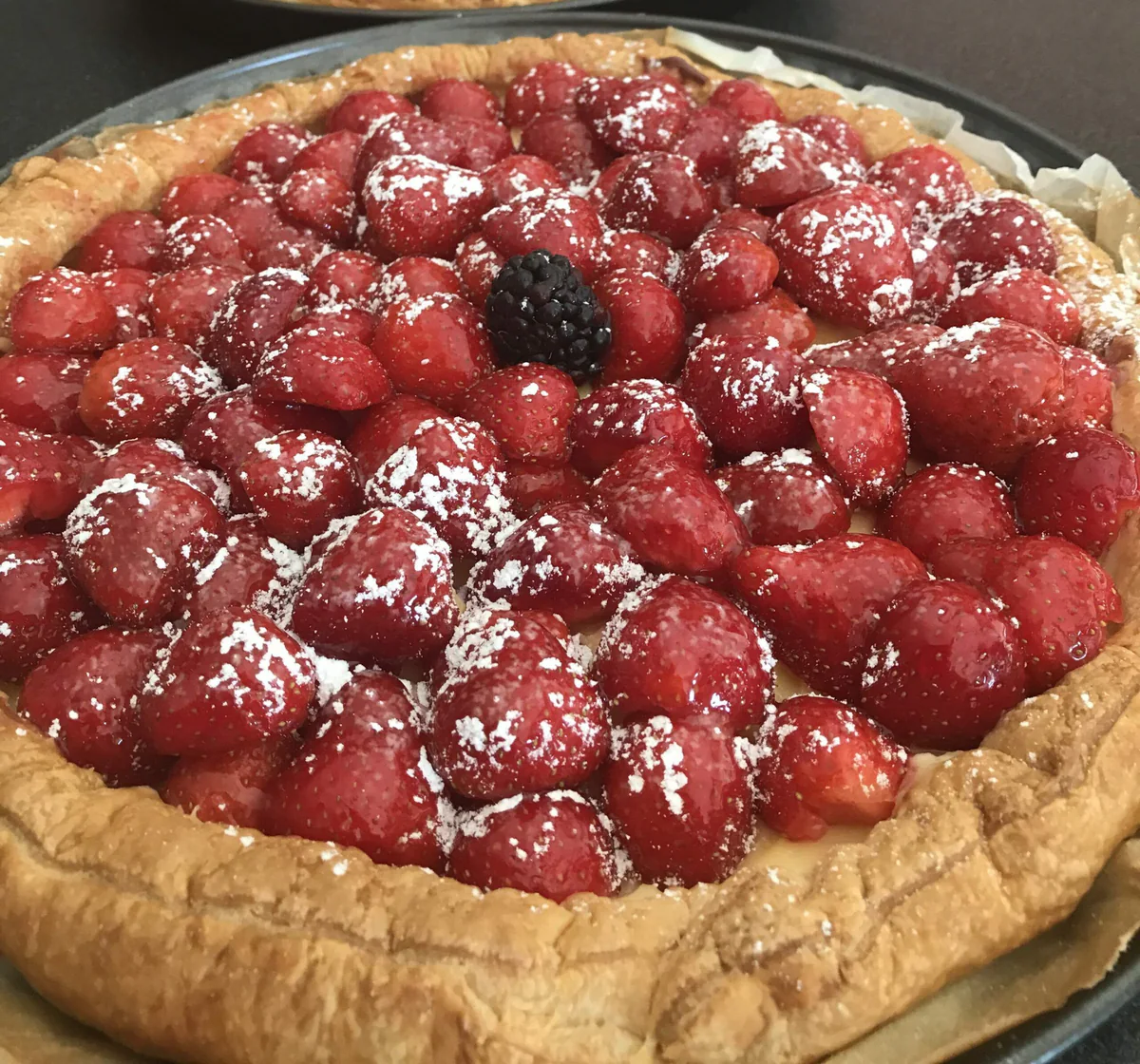 Erdbeertarte mit einer Blume